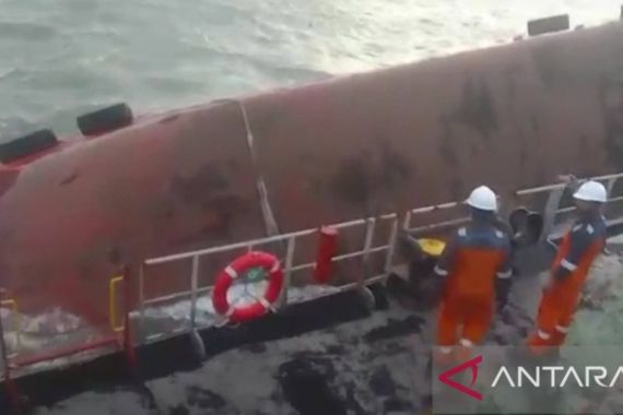 Ada 36 ABK, Kapal Crane Batu Bara Tenggelam di Laut Banyuasin - JPNN.COM