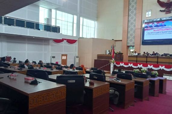 DPRD Loteng Gelar Rapat Paripurna Bahas Hal Penting, Hampir Separuh Anggotanya Absen - JPNN.COM