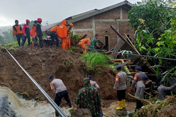 Tanah Longsor di Maros, 1 Orang Meninggal Dunia, 5 Korban Hilang - JPNN.COM