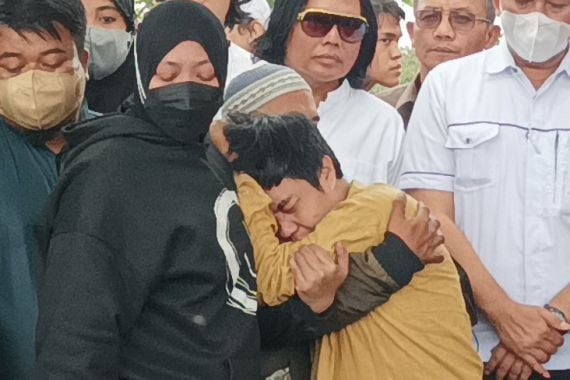 Anak Pak Ogah Hampir Pingsan Saat Pemakaman Sang Ayah  - JPNN.COM
