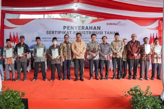 Menteri Hadi Selesaikan Konflik Agraria Berusia Seabad di Pasuruan - JPNN.COM