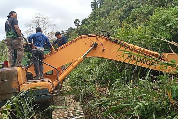 Tambang Emas Ilegal di Pasaman Barat Digerebek, Polisi Amankan 2 Ekskavator - JPNN.COM