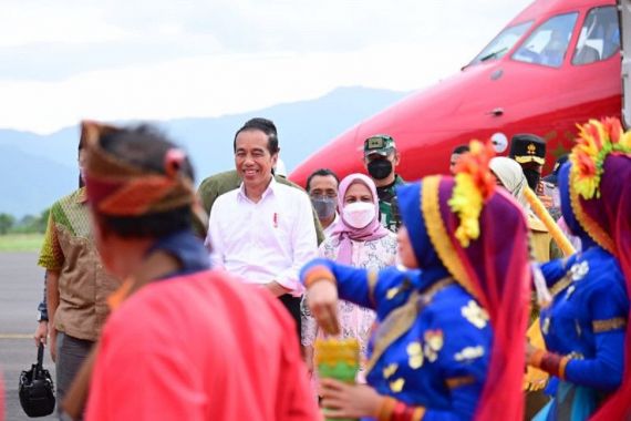 Agenda Presiden Jokowi Hari Ini di NTB, Tiba Langsung Menebar Senyum, Lihat tuh - JPNN.COM