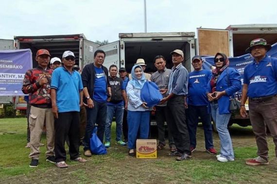 Vera Febyanthy Menyalurkan 1.200 Paket Sembako untuk Warga Terdampak Banjir di Muara Gembong - JPNN.COM