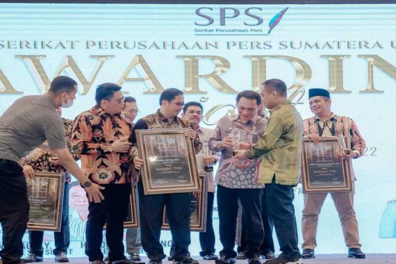 Bobby Nasution Terima Penghargaan Sahabat Pers dari SPS Sumut, Selamat - JPNN.COM