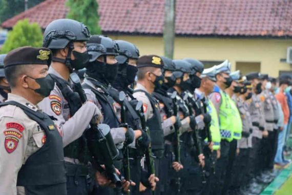 Ribuan Polisi Dikerahkan Untuk Jaga Malam Pergantian Tahun di Cirebon - JPNN.COM