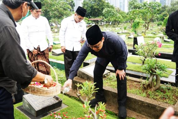 Tradisi Akhir Tahun, DPP PDIP Ziarah ke Makam Fatmawati dan Memperingati Harlah Taufiq Kiemas - JPNN.COM