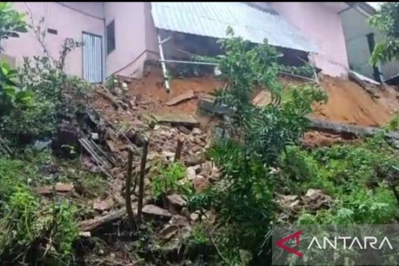 Hujan Deras Disertai Petir dan Angin Kencang, Tebing Bukit Cok Gunung di Pamekasan Longsor - JPNN.COM
