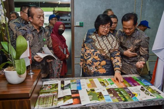 Menteri Siti: KLHK Pastikan FOLU Net Sink 2030 Berjalan Sesuai Rencana - JPNN.COM