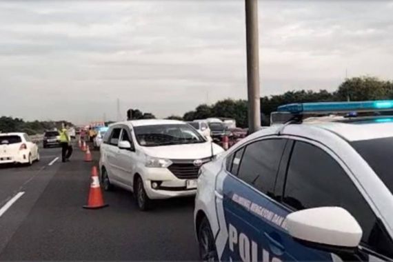 Kendaraan di Tol Jakarta-Cikampek Mulai Padat, Petugas Terapkan Contraflow - JPNN.COM