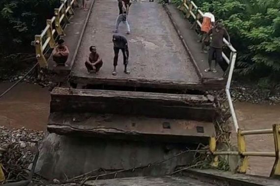 Lihat Itu Penampakan Jembatan Nunpisa Putus akibat Diterjang Banjir - JPNN.COM