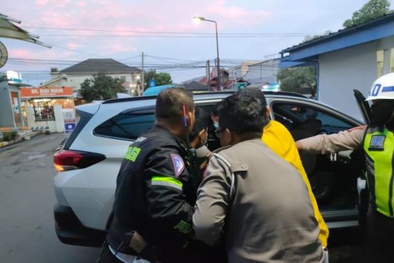 Heroik, Polisi di Karawang Mengevakuasi Penumpang Bus yang Pingsan di Tol Jakarta-Cikampek - JPNN.COM
