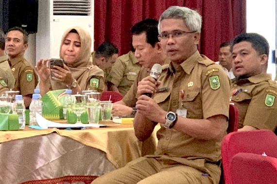 Masalah Jalan Bikin Gubernur Riau Sewot, Kadis PU Kena Semprot - JPNN.COM