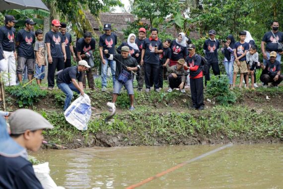 Des Ganjar Gelar Lomba Memancing Ikan Lele Untuk Persatukan Warga - JPNN.COM