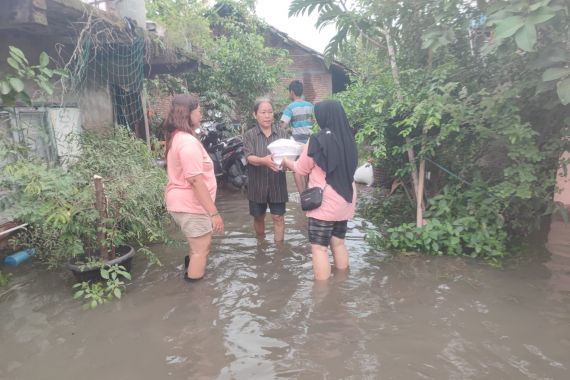 Hujan dan Banjir Tak Menyulutkan Semangat Mak Ganjar Untuk Berbagi - JPNN.COM