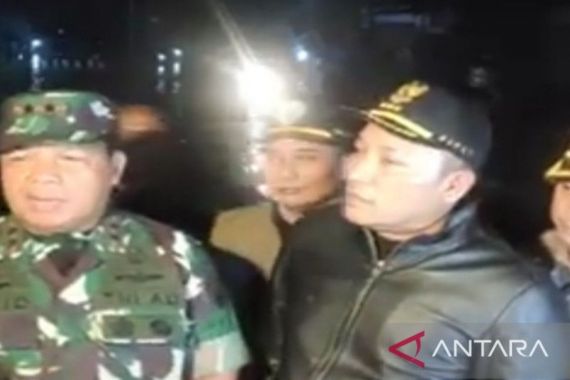 Mayjen Farid Makruf Serahkan Bantuan Darurat Untuk Korban Banjir di Sampang - JPNN.COM