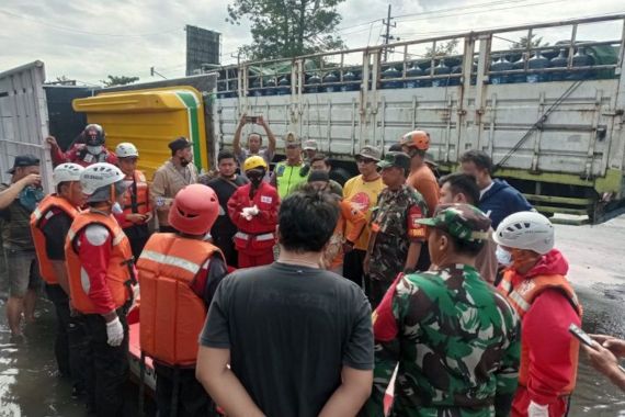 3 Orang Meninggal Tersetrum Saat Banjir di Semarang, 2 di Antaranya Mahasiswa - JPNN.COM