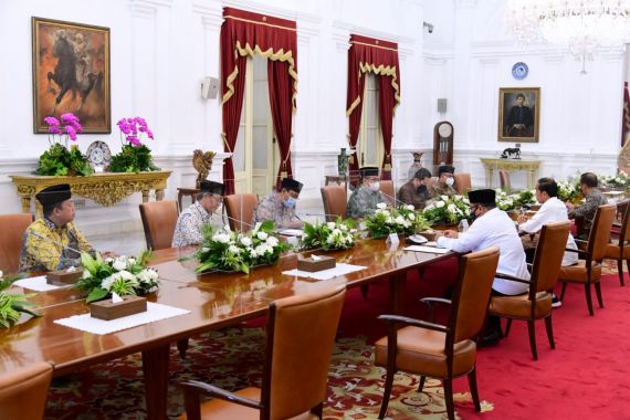 Jokowi Terima Sosok Berpengaruh Ini di Istana, Erick Thohir Tak di Sisi Presiden - JPNN.COM