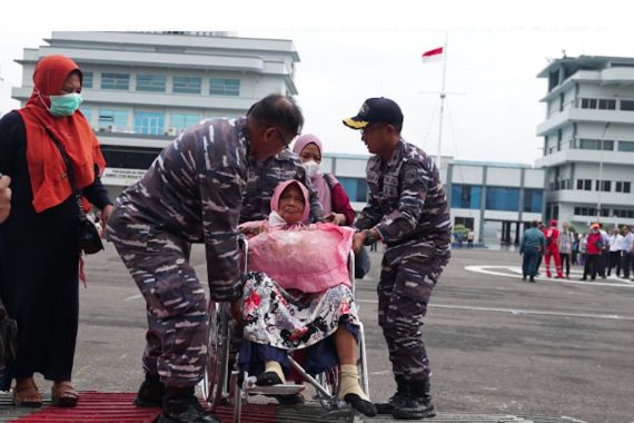 TNI AL Mengevakuasi Ratusan Penumpang Terdampak Cuaca Ekstrem di Pulau Bawean - JPNN.COM