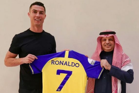 Gabung Al-Nassr, Cristiano Ronaldo Didesak Bicara Isu HAM di Arab Saudi - JPNN.COM