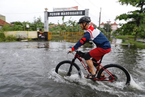 Seperti ini Cara Ganjar Mengatasi Banjir di Tambakrejo - JPNN.COM