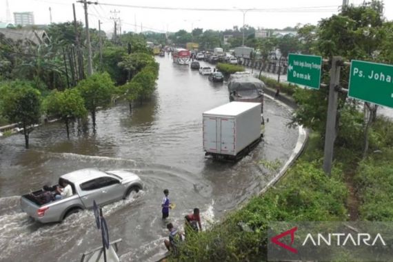 Atasi Banjir, Pemerintah Desain Ulang Tol Semarang-Demak Seksi 1 - JPNN.COM