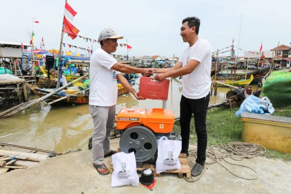Sukarelawan Ganjar Berikan Bantuan Mesin Kapal Untuk Nelayan di Karawang - JPNN.COM