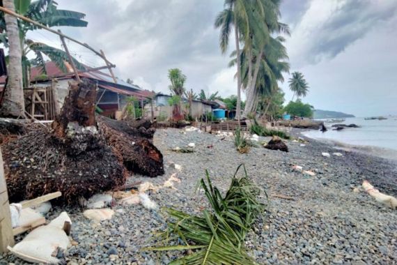 Abrasi Pantai di Gorontalo Utara Mengancam Permukiman Masyarakat - JPNN.COM