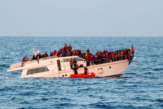 Personel Satgas MTF TNI Evakuasi Korban Kapal Tenggelam di Laut Mediterania - JPNN.COM