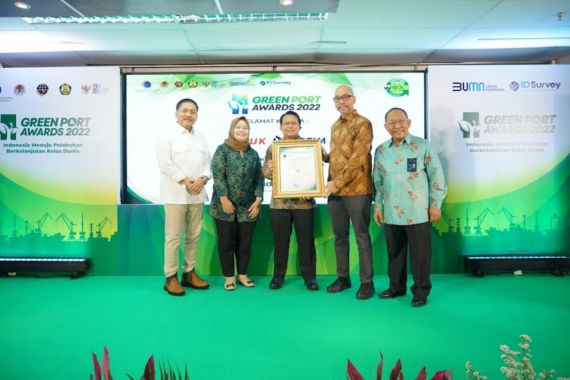 Terapkan Konsep Ramah Lingkungan, Pelabuhan Pupuk Kaltim Raih Green Port Award 2022 - JPNN.COM