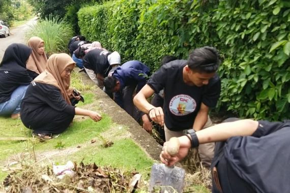 Gandeng Anak Muda, Ganjar Milenial Center di Lubuklinggau Bersih-bersih Lingkungan - JPNN.COM