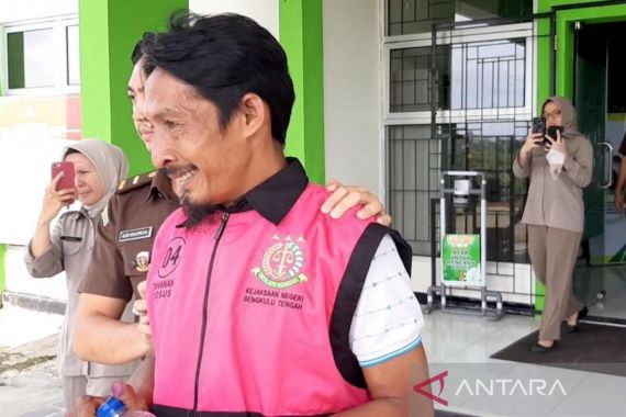 Diduga Korupsi Dana, Oknum Kades Ini Ditahan Kejari Bengkulu Tengah - JPNN.COM