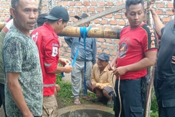 Pelajar Tercebur Sumur Sedalam 15 Meter, Begini Kondisinya - JPNN.COM