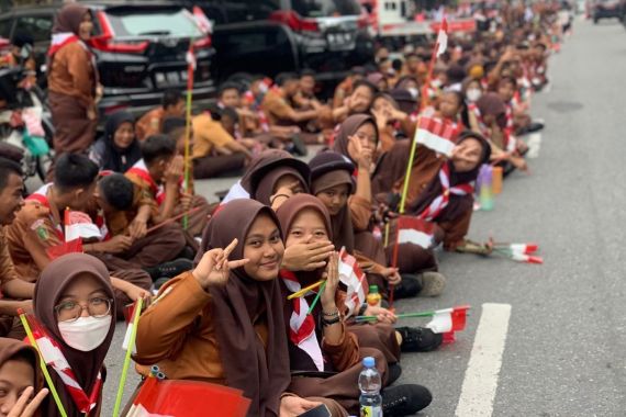Presiden Jokowi Tiba di Pekanbaru, Lihat Suasana Penyambutannya - JPNN.COM