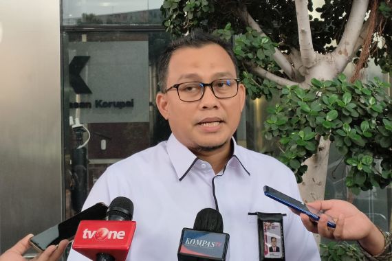 Periksa Riris Riska Diana, KPK Dalami Aliran Uang Kasus Suap Hakim Agung - JPNN.COM