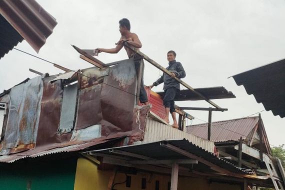 10 Rumah Warga Rusak Disapu Angin Puting Beliung - JPNN.COM