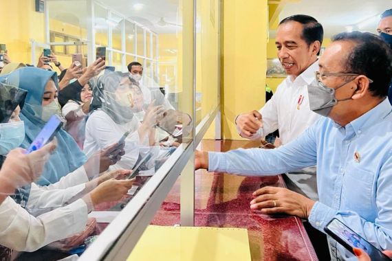 Jokowi Sidak ke RSUD Arifin Ahcmad Cek Pelayanan BPJS, Dirut Tak di Tempat - JPNN.COM