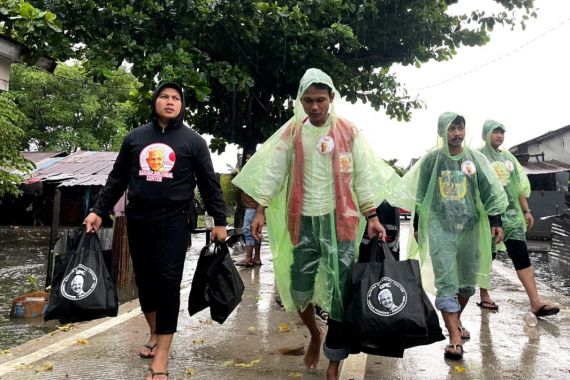 Ganjar Milenial Center di Sulsel Dirikan Posko Bencana & Berbagi Bansos untuk Korban Banjir - JPNN.COM