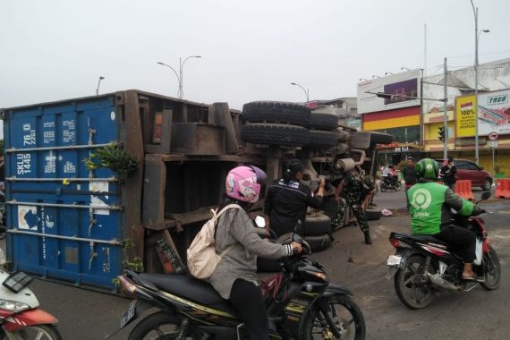 Truk Terguling di Palembang, Sopir Malah Kabur - JPNN.COM