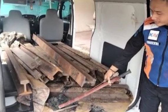 Ambulans Dipakai untuk Mencuri Besi Rel Kereta Api, Joko Susilo Berang - JPNN.COM