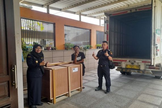 Bea Cukai Malang Antar UMKM Ini Ekspor Bangku Siap Rakit ke Hong Kong - JPNN.COM