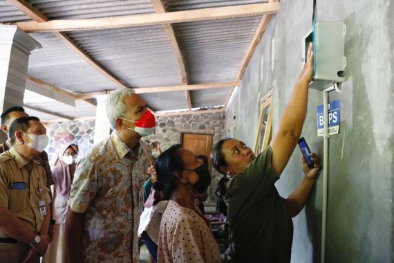 Program Bantuan Listrik Gratis dari Ganjar Pranowo Sudah Memajukan Usaha Warga - JPNN.COM