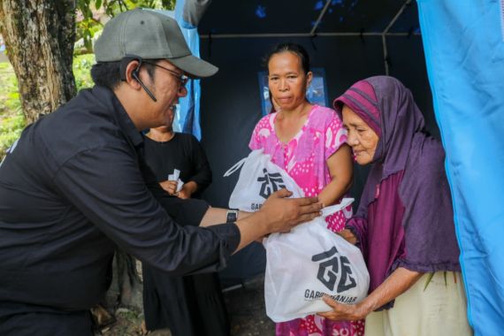 Sukarelawan Gardu Ganjar Banten Beri Bansos untuk Korban Banjir dan Longsor di Lebak - JPNN.COM
