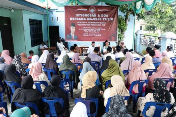 Ustaz Sahabat Ganjar Salurkan Sembako di Deli Serdang - JPNN.COM