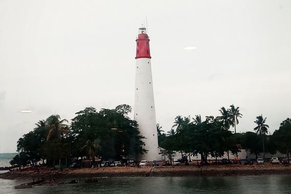 Melihat Keindahan Laut Lepas Selat Bangka dari Atas Mercusuar - JPNN.COM