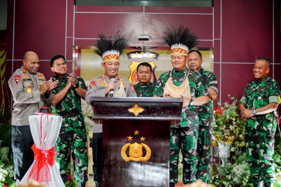 Lihat Kekompakan Kapolri dan Panglima TNI saat Meresmikan Gedung Polda Papua - JPNN.COM
