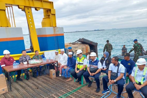 Koppeba Koarmada RI Tinjau Lokasi Evakuasi Truk Tercebur di Pelabuhan Merak - JPNN.COM