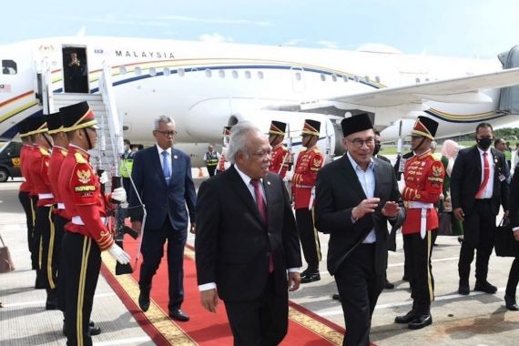 Jokowi dan Dato’ Seri Anwar Ibrahim Bahas Investasi Malaysia di IKN Nusantara - JPNN.COM