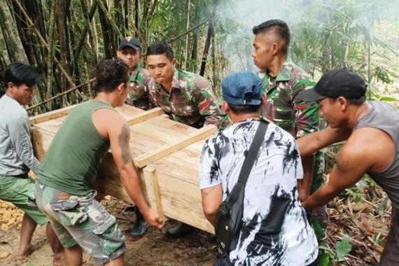 Prajurit TNI Membantu Proses Pemakaman Warga Perbatasan Indonesia - Malaysia - JPNN.COM