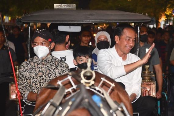 Presiden Jokowi Naik Andong di Malioboro, Siapa tuh Duduk di Samping Pak Kusir? - JPNN.COM